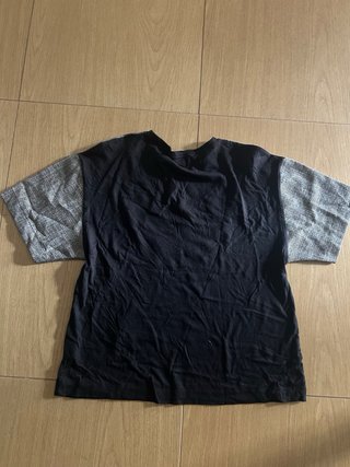 Camiseta negra con mariposa dorada