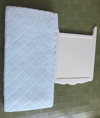Cuna de madera blanca con colchón