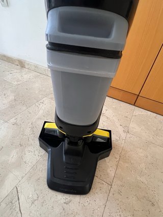Fregadora aspiradora de suelos  MARCA KARCHER