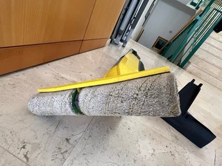 Fregadora aspiradora de suelos  MARCA KARCHER
