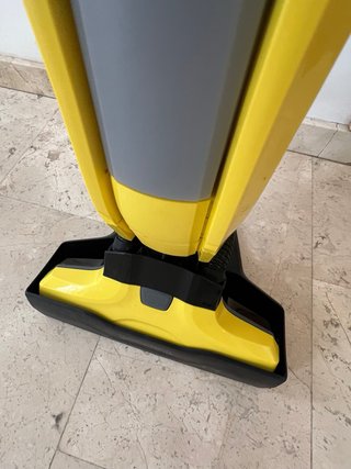 Fregadora aspiradora de suelos  MARCA KARCHER