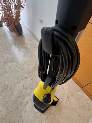 Fregadora aspiradora de suelos  MARCA KARCHER