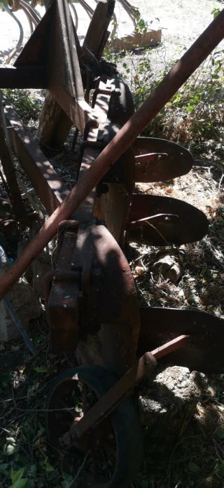 Arado antiguo de metal