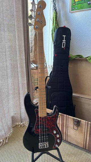 Bajo Eléctrico Fender Precision American Deluxe.