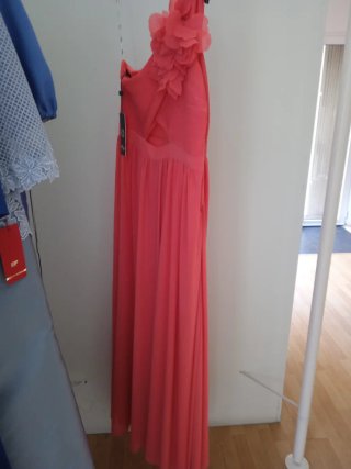 Vestido largo coral con flor hay talla 42