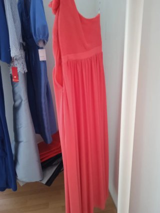 Vestido largo coral con flor hay talla 42