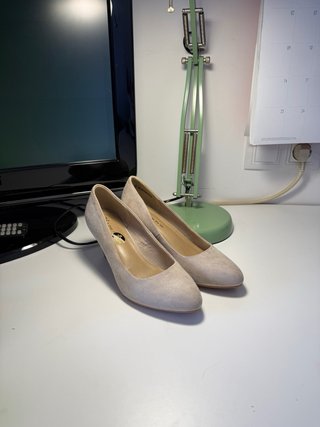 Zapatos de salón tacón medio beige