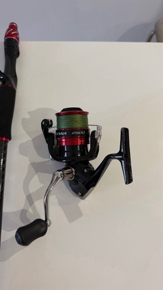 Caja pesca Shimano + caña + accesorios