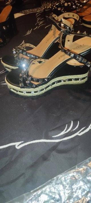 Zapatos de cuña negros con tachuelas