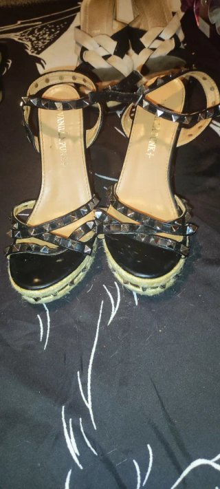 Zapatos de cuña negros con tachuelas