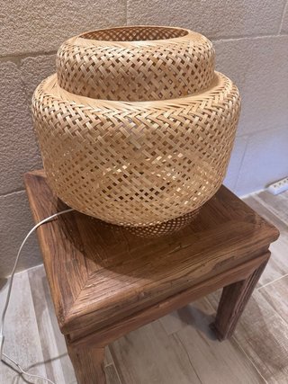 Lámpara de mesa de bambú tejida