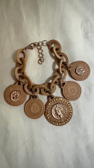 Pulsera con dijes de monedas