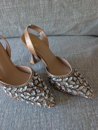 Tacones de salón con pedrería