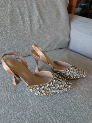Tacones de salón con pedrería