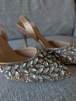 Tacones de salón con pedrería
