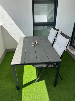 Mesa y sillas para exterior