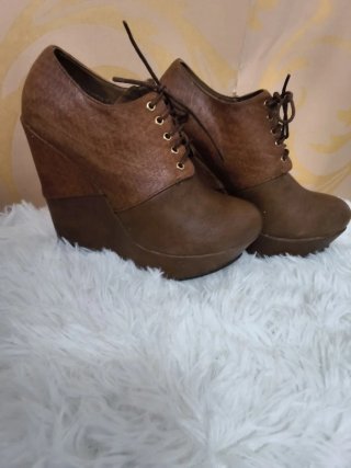 Botines de cuña marrones
