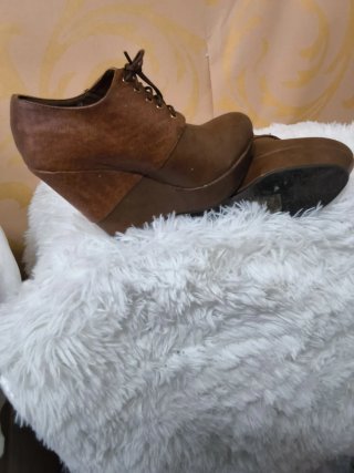 Botines de cuña marrones