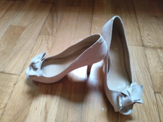 Zapatos de tacón beige con lazo