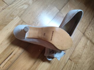 Zapatos de tacón beige con lazo