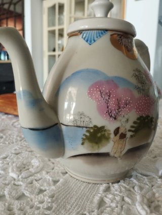 Antiguo juego de té japonés pintado a mano.