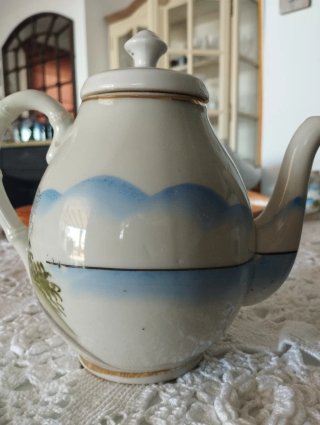 Antiguo juego de té japonés pintado a mano.