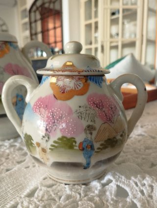 Antiguo juego de té japonés pintado a mano.