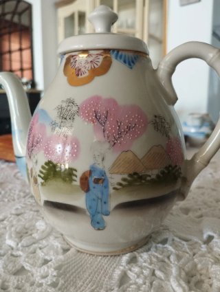 Antiguo juego de té japonés pintado a mano.