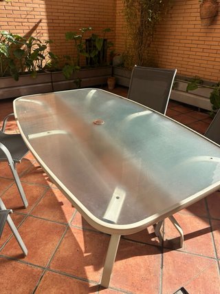 Tavolo da giardino in vetro e metallo