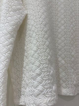 Suéter crema suave casi blanco, de manga larga