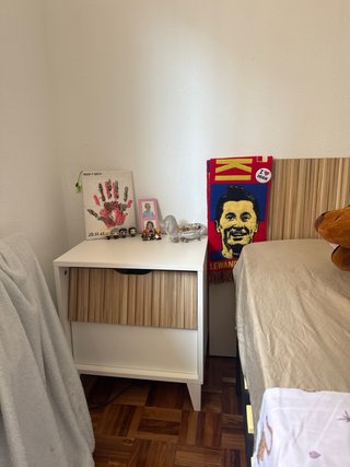 Cabecero, somier, colchón y 2 mesitas