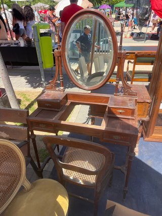 Tocador de madera con espejo ovalado