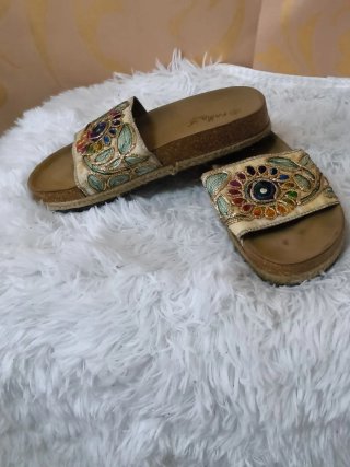 Sandalias beige y multicolor bordadas