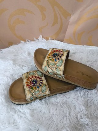 Sandalias beige y multicolor bordadas