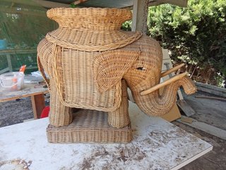 Mesa auxiliar elefante mimbre