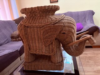 Mesa auxiliar elefante mimbre