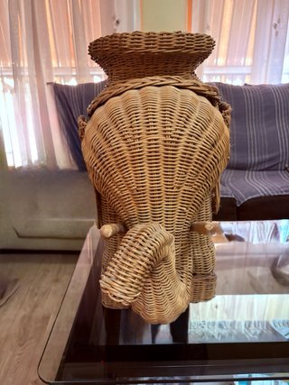 Mesa auxiliar elefante mimbre