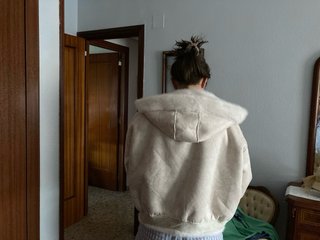 Abrigo de pelo blanco con capucha