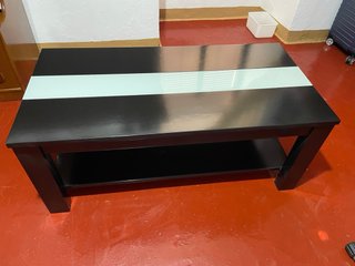 Mesa de centro elevable de color negro y blanco