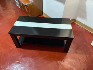Mesa de centro elevable de color negro y blanco