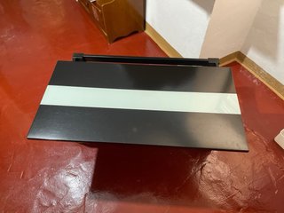 Mesa de centro elevable de color negro y blanco