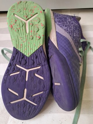 Botas de fútbol niño moradas y verdes