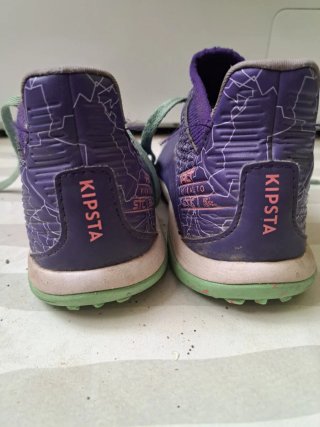 Botas de fútbol niño moradas y verdes