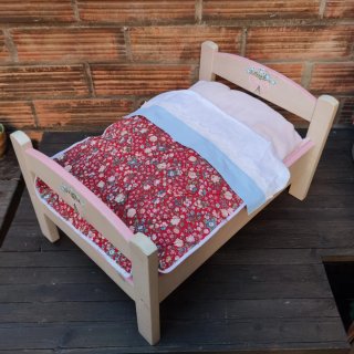 Cama artesanal de madera para muñecas