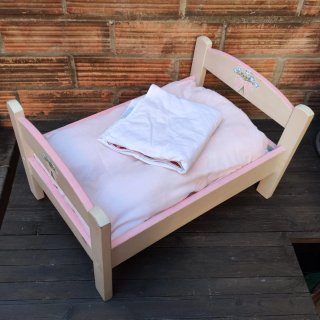 Cama artesanal de madera para muñecas