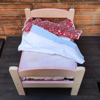 Cama artesanal de madera para muñecas