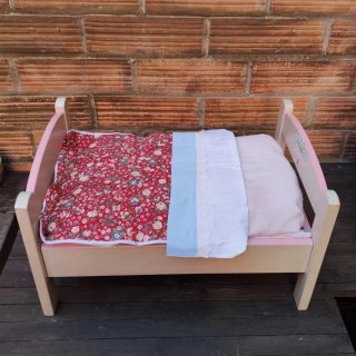 Cama artesanal de madera para muñecas