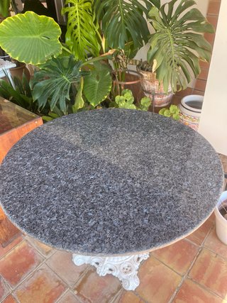 Mesa redonda jardín hierro y mármol