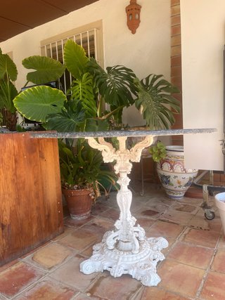 Mesa redonda jardín hierro y mármol