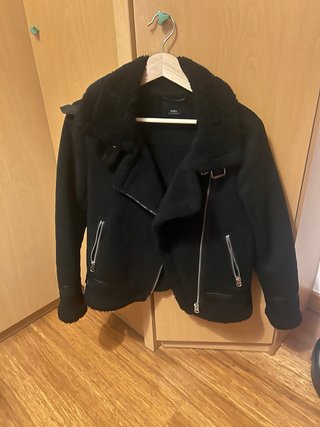 Cazadora Zara efecto piel vuelta negra